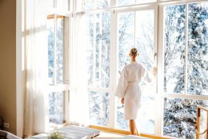 ラムサウ・アム・ダッハシュタインにあるHotel Anneliesの白衣の女
