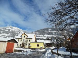 UnterkolbnitzにあるFerienhaus Kolbnitzの山を背景にした雪に覆われた村