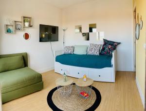 a small room with a bed and a couch at Studio Nefs des Sables in Leucate