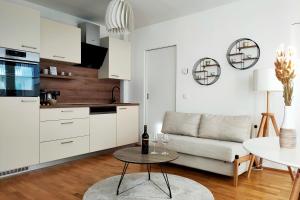 ein Wohnzimmer mit einem Sofa und einem Tisch in der Unterkunft LUMA Apartment near Schönbrunn with parking in Wien