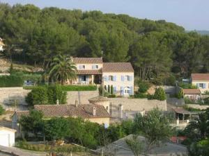 a group of houses in a village with trees at RdC-villa_2Pieces 35m2_domine la plaine entre NIMES_CEVENNES_MER in Calvisson
