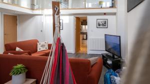 TV a/nebo společenská místnost v ubytování Stunning Mezzanine Apartment Near City Centre