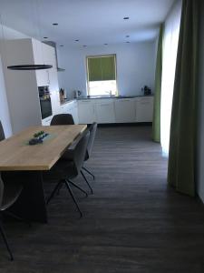 Habitación con mesa, sillas y cocina. en Suot Crapalb en Samnaun