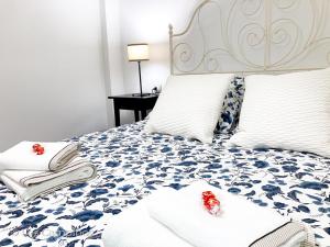 um quarto com uma cama com toalhas em Los Campinos - Pleno centro, a un paso de la playa em Gijón