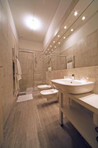 een badkamer met 3 wastafels en een douche bij Amalia Bakery Home in Gallarate