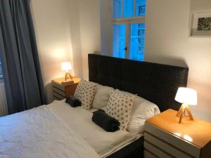 ein Schlafzimmer mit einem Bett mit zwei Lampen und einem Fenster in der Unterkunft Villa Amselgrund in Rathen