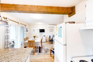 Nhà bếp/bếp nhỏ tại Beach Retreat -- Lower Retreat +19 ảnh