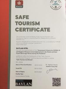 ein Plakat für ein Sake-Tourismus-Zertifikat in einem Restaurant in der Unterkunft Hotel Baylan Basmane in Izmir