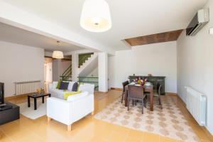 ein Wohnzimmer mit einem weißen Sofa und einem Tisch in der Unterkunft Villa Marina in Albufeira
