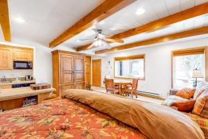 1 Schlafzimmer mit einem großen Bett und einer Küche in der Unterkunft The Atelier Advantage in Sun Valley