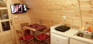 Kuchyň nebo kuchyňský kout v ubytování Vila Jelena - BUNGALOV