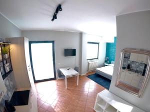 Habitación grande con espejo, cama y espejo. en Welcome Brescia Apartments - Brescia Due, en Brescia