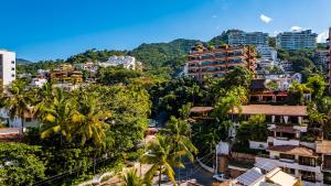 een luchtzicht op een stad met palmbomen en gebouwen bij PIER 57 - 610 2 BR & Best Sunset Rooftop in PV in Puerto Vallarta +41 foto's