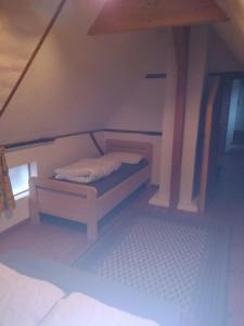 DamshagenにあるFerienwohnung/Haus in Welzinの小さなベッドルーム(ベッド1台付)が備わる屋根裏部屋です。