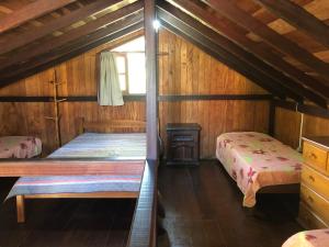 Een bed of bedden in een kamer bij Chalés Solana localizados 50 metros do mar