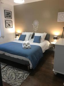 een slaapkamer met een groot bed en 2 handdoeken bij Maison 4 chambres jardin et parking in Déols