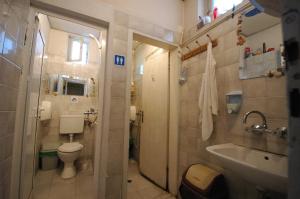 
A bathroom at Yo Ho Hostel
