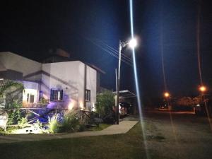 ein Straßenlicht neben einem Haus in der Nacht in der Unterkunft Hostería Boutique El Puente Adults Only in Merlo