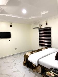 Nue-Crest Hotels & Suites客房内的一张或多张床位
