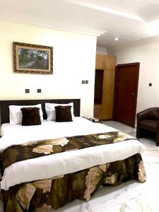 Nue-Crest Hotels & Suites客房内的一张或多张床位