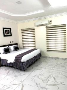 Nue-Crest Hotels & Suites客房内的一张或多张床位