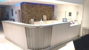 een lobby met een grote balie in een gebouw bij Florida Hotel & Spa in Villa Carlos Paz