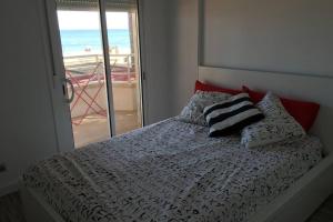 Rúm í herbergi á Apartamento frente al mar en Cambrils