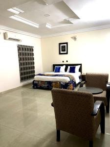 Nue-Crest Hotels & Suites客房内的一张或多张床位