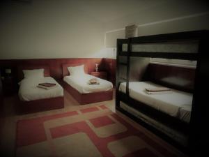 Uma ou mais camas em beliche num quarto em Alojamento Rural de Gouveia