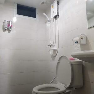 ein Bad mit einer Dusche, einem WC und einem Waschbecken in der Unterkunft Checkin Hostel @DonMuang Airport in Bangkok