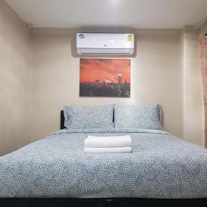 a bedroom with a bed with aperature at Checkin Hostel @DonMuang Airport in Bangkok