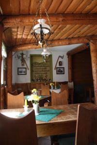 uma sala de jantar com uma mesa de madeira e um lustre em Apartment-in-Wiesa em Thermalbad Wiesenbad