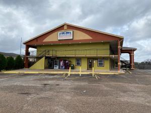 um edifício com um sinal na lateral em Royal Inn & Suites em Tyler