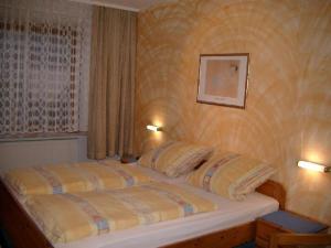 ビューズムにあるFerienhaus-ANNE-FW-4のベッドルーム1室(枕2つ付)