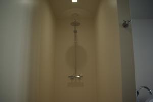 une lampe suspendue au plafond dans une pièce dans l'établissement B&B Huyze Weyne, à Bruges