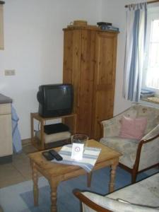 ein Wohnzimmer mit einem Couchtisch und einem TV in der Unterkunft Tine's Ferienwohnung in Husum