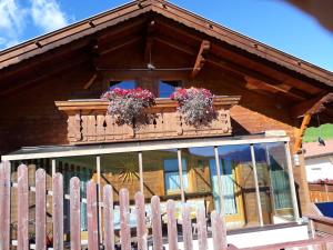 a house with two windows with flower boxes on it at SCHUPFE- direkt neben der Kabinenbahn Gitschberg Jochtal in Maranza