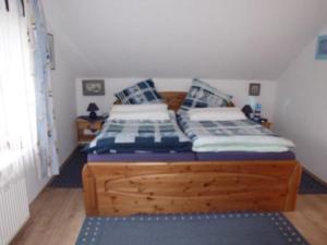 テニングにあるLeuchtfeuerのベッドルーム1室(ベッド2台、青と白の枕付)