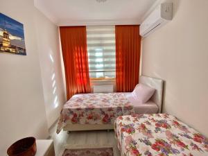 ein kleines Schlafzimmer mit zwei Betten und einem Fenster in der Unterkunft Trabzon Seaside in Trabzon + 9 Fotos