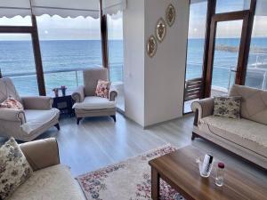ein Wohnzimmer mit Blick auf das Meer in der Unterkunft Trabzon Seaside in Trabzon