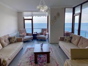 Ein Sitzbereich in der Unterkunft Trabzon Seaside