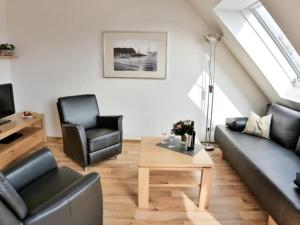 ein Wohnzimmer mit einem Sofa und einem Tisch in der Unterkunft Appartement 35 - Ostseehafen in Timmendorfer Strand