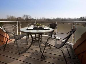 einen Tisch und Stühle auf einem Balkon mit einem Tisch in der Unterkunft Appartement 35 - Ostseehafen in Timmendorfer Strand