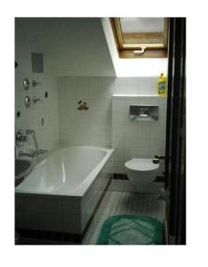 Bilik mandi di Haus-Alphorn-Wohnung-15