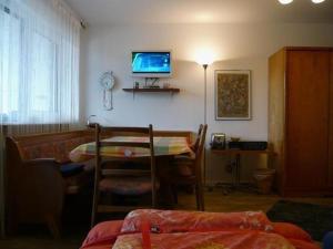 TV a/nebo společenská místnost v ubytování Falkenhorst-Wohnung-40