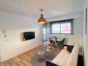 sala de estar con sofá y mesa en Apartamentos palangreros, en Fuengirola