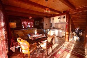 a living room with a table and a kitchen at Brvnara Zlatibor Miris dunja in Užice