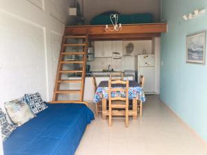een kamer met een bed, een tafel en een keuken bij Alojamiento PISCIS in Puerto Madryn +9 foto's