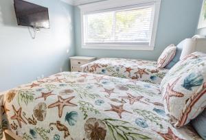 a bedroom with two beds with a comforter at Anna Maria Island Inn in Bradenton Beach
