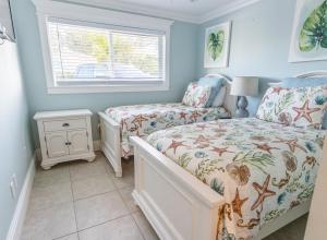 a bedroom with two beds and a window at Anna Maria Island Inn in Bradenton Beach
